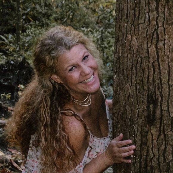 Meet your Posher, Sarah - Picture 1 of 2